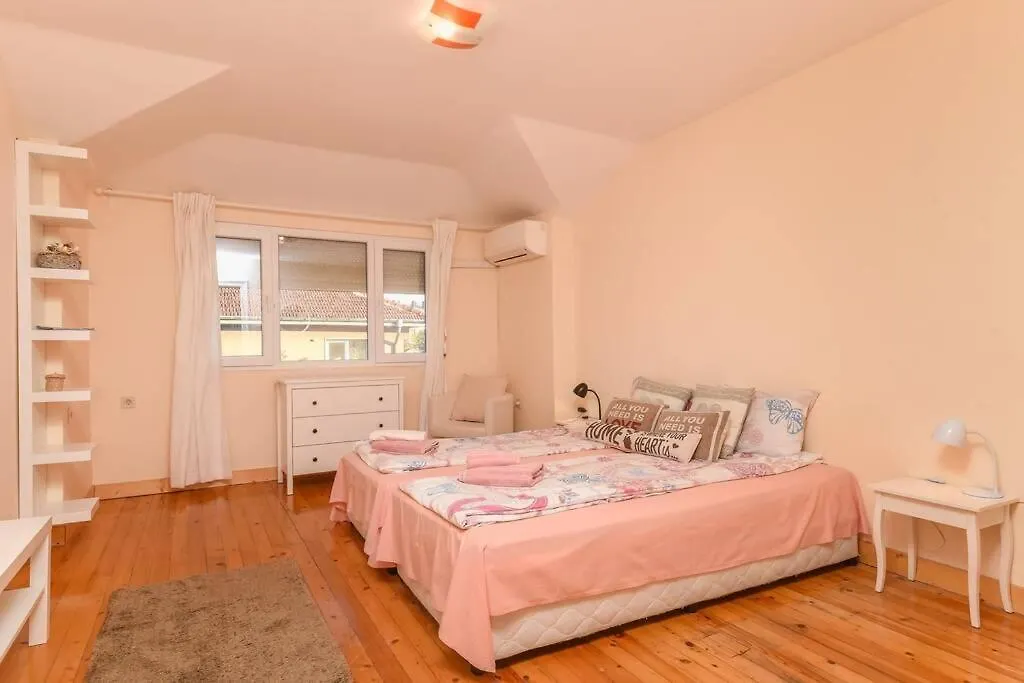 Spacious And Cozy 3 Bedroom Apartment In Downtown Sofia