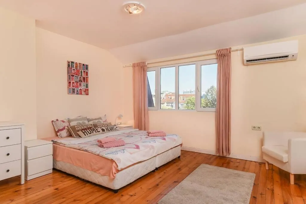 Spacious And Cozy 3 Bedroom Apartment In Downtown Sofia