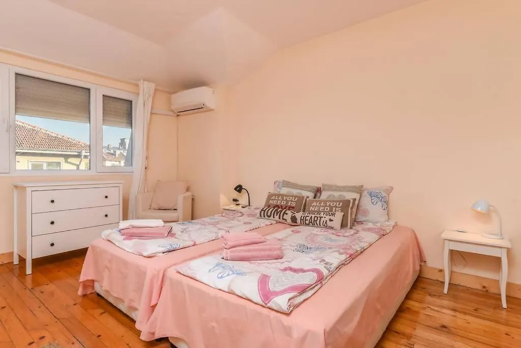 Spacious And Cozy 3 Bedroom Apartment In Downtown Sofia 0*,  Bulgaria