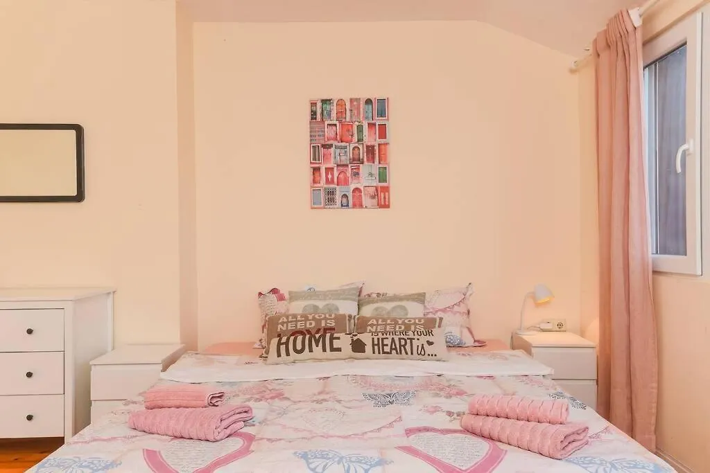 Spacious And Cozy 3 Bedroom Apartment In Downtown Sofia